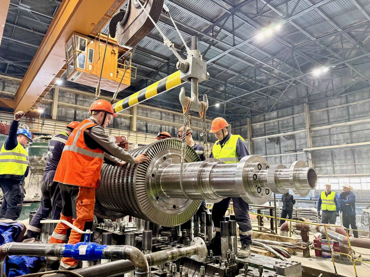 Монтаж ротора паровой турбины Сургутской ГРЭС-1.jpg