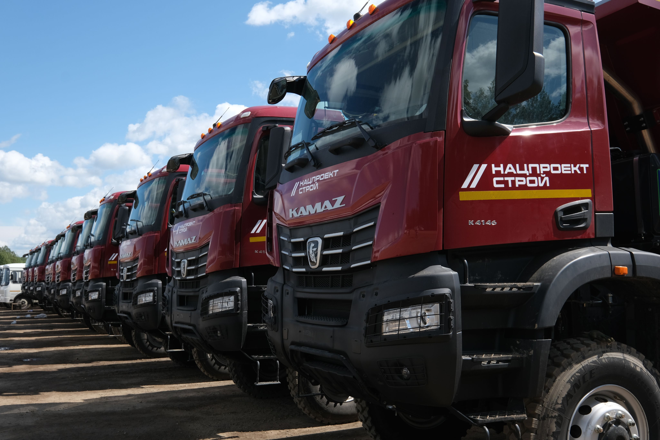 Нацпроектстрой закупит у «КАМАЗа» более 400 единиц спецтехники для строительства ВСМ-1 Москва – Санкт-Петербург.jpg