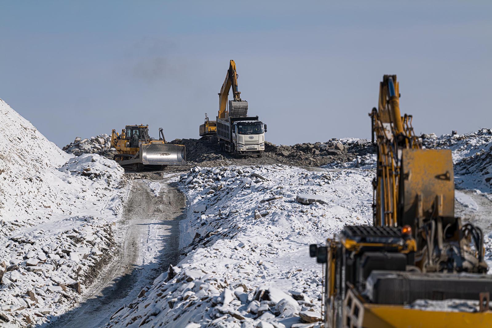 В Хабаровском крае «Бамстроймеханизация» (входит в Нацпроектстрой) приступила к реконструкции 10 км первого пути на перегоне Хуту – Имбо линии БАМа Комсомольск-на-Амуре – Советская Гавань.jpg