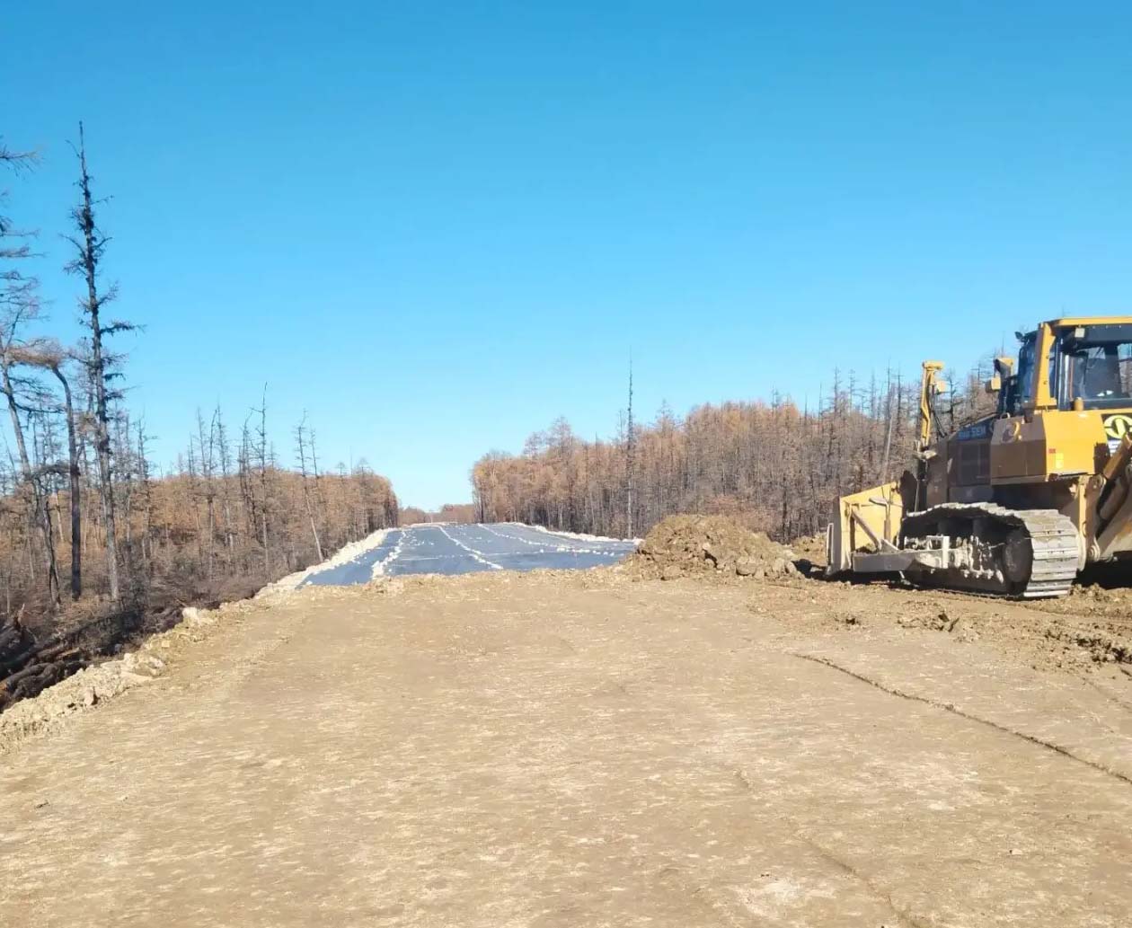 Les sociétés du groupe Natsproektstroy ont étalé et compacté 3 km de la première couche de la plate-forme routière entre les villes Komsomolsk-sur-l'Amour et Tchegdomyn