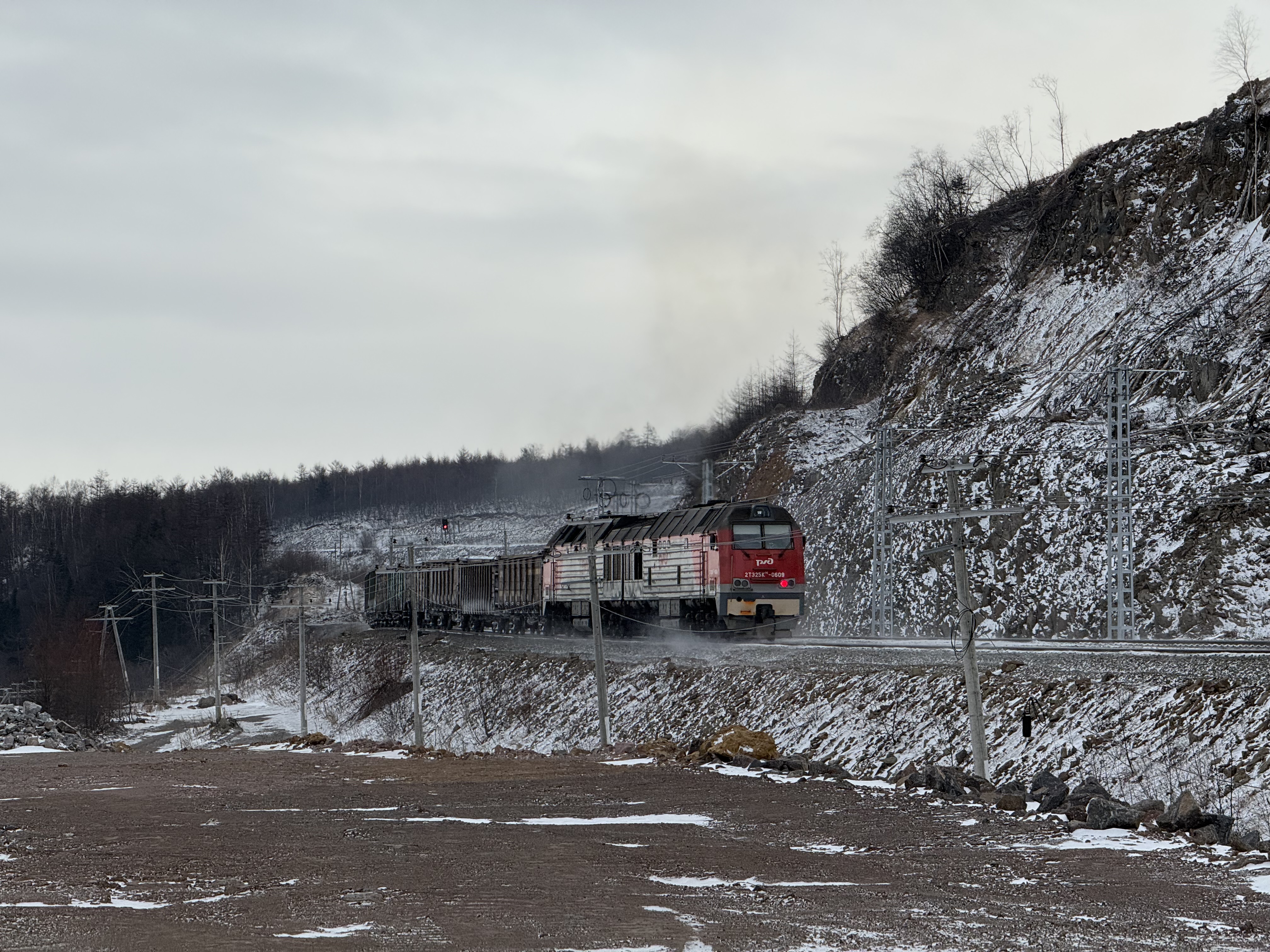 компании Нацпроектстроя перенесут станцию Монгохто от скал для защиты от камнепадов.jpg