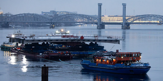 Строители НПС установили разводной пролет Большого Смоленского моста