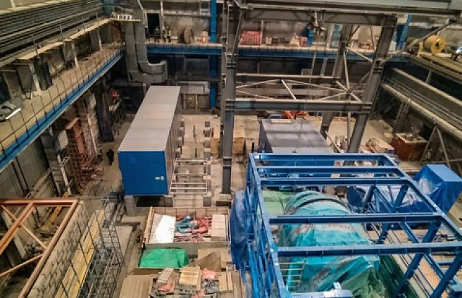 Силовое оборудование в главном корпусе Южно-Якутской ТЭС.jpg