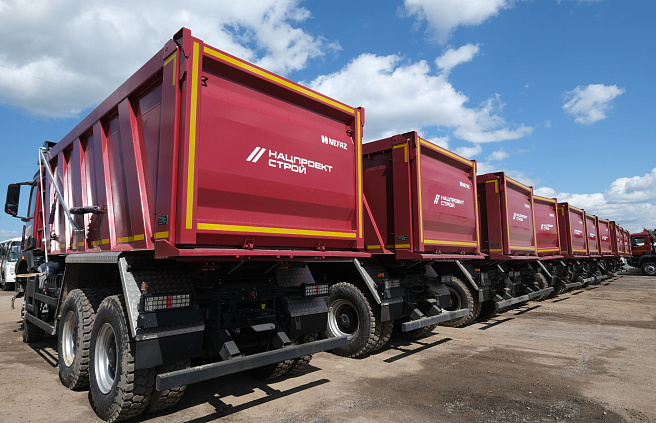 До конца 2025 года автопарк компаний Нацпроектстроя пополнят 149 отечественных самосвалов.jpg