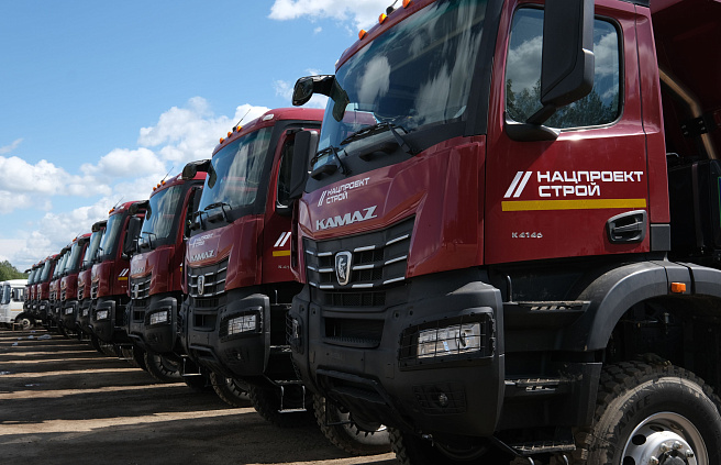 Нацпроектстрой закупит у «КАМАЗа» более 400 единиц спецтехники для строительства ВСМ-1 Москва – Санкт-Петербург.jpg