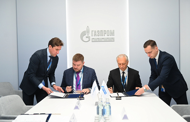 Соответствующее соглашение подписали в ходе ПМЭФ-2026 генеральный директор Нацпроектстроя Алексей Крапивин и Председатель Правления «Газпром нефти» Александр Дюков.jpg