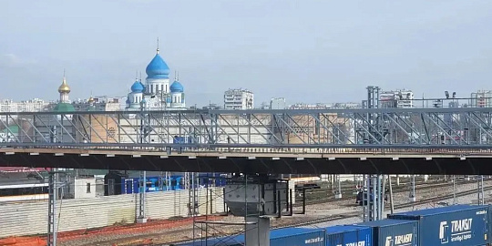 Компании Нацпроектстроя смонтировали пролет пешеходного моста на станции Перерва МЦД-2